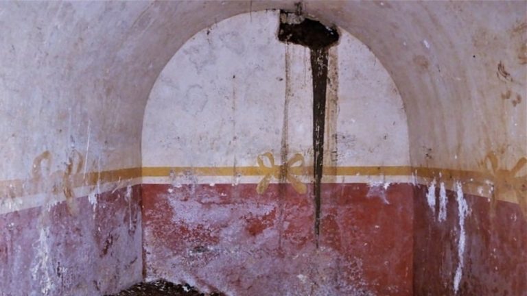 Mακεδονικός τάφος ενός πλούσιου υπασπιστή και της γυναίκας του βρέθηκε στις Αιγές το 2023
