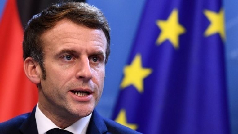Γαλλία: Ο πρόεδρος Μακρόν θέλει να εγγράψει την άμβλωση στον Χάρτη Θεμελιωδών Δικαιωμάτων της ΕΕ