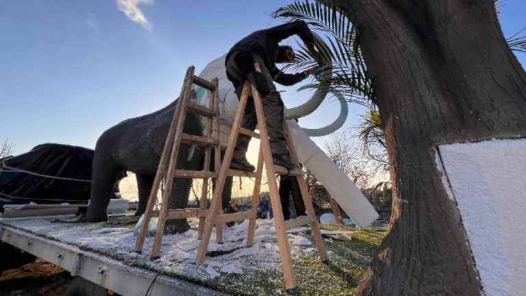 Ο αρχιμάστορας των αρμάτων στον Πολύγυρο Χαλκιδικής – Φέτος «κλωνοποιεί» τα μαμούθ