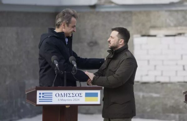 Κοινές δηλώσεις Μητσοτάκη - Ζελένσκι: Ακούσαμε μεγάλη έκρηξη, ο πόλεμος γίνεται και εδώ, όχι μόνο στο μέτωπο - Δείτε βίντεο και φωτογραφίες
