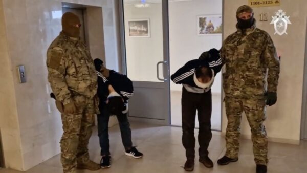 Ρωσία: Αστυνομικοί οδηγούν στην έδρα της Ερευνητικής Επιτροπής τους φερόμενους ως δράστες