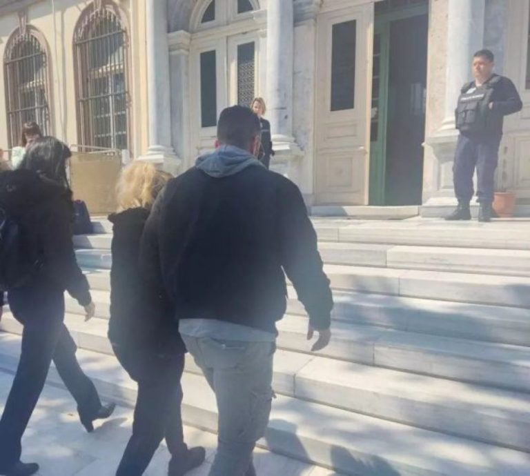 Μυτιλήνη: Αποφυλακίστηκε η 49χρονη που περιέλουσε με βενζίνη και έβαλε φωτιά στον σύζυγό της