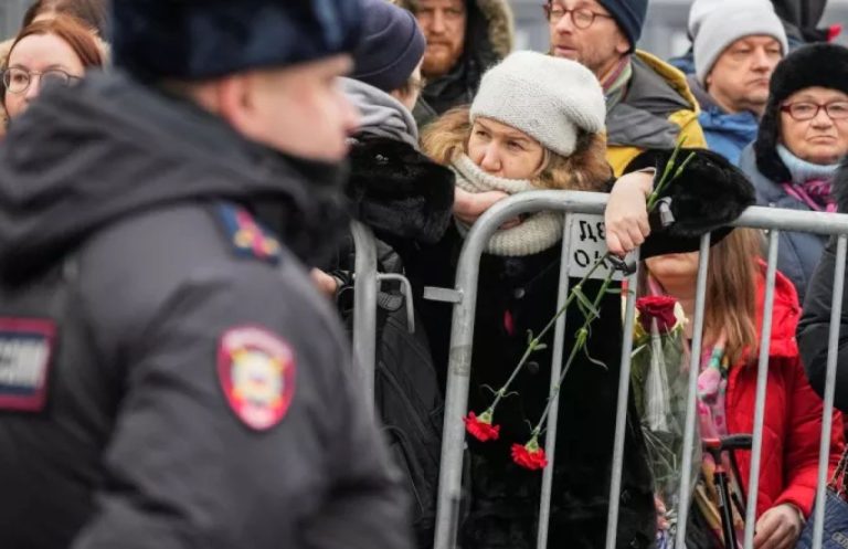 Πλήθος κόσμου και δρακόντεια μέτρα στη Μόσχα για την κηδεία του Ναβάλνι – Δείτε LIVE εικόνα