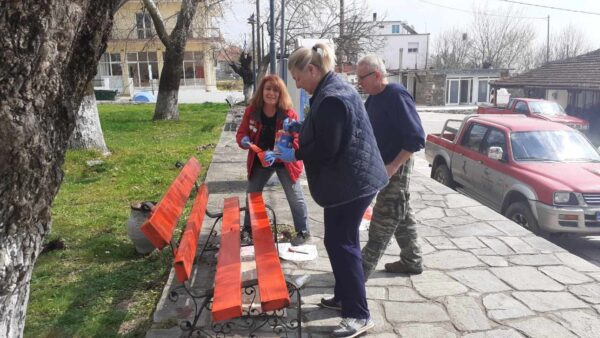 Κάτοικοι του Νεοχωρίου Σιντικής έβαλαν… χρώμα στο πάρκο και στην παιδική χαρά του χωριού τους