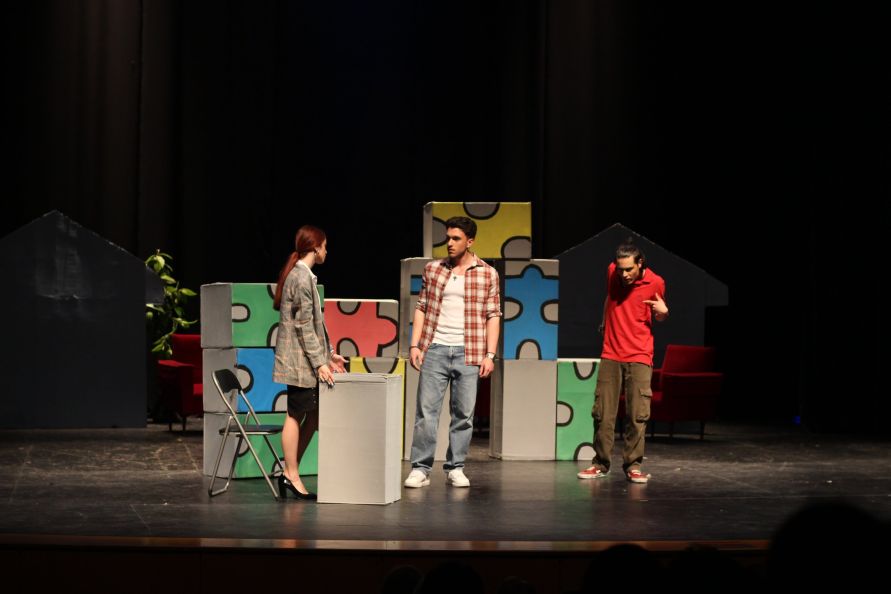 Θεατρική παράσταση: "Ποιος σκότωσε το σκύλο τα μεσάνυχτα;" από τη φοιτητική θεατρική ομάδα του Ορφέα Σερρών