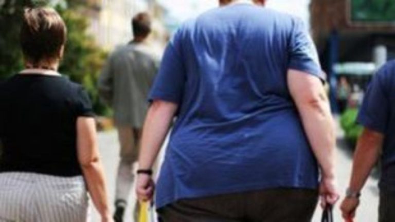 Ισχυρή συσχέτιση μεταξύ της παχυσαρκίας των γονιών και των παιδιών τους στη μέση ηλικία, διαπιστώνει έρευνα