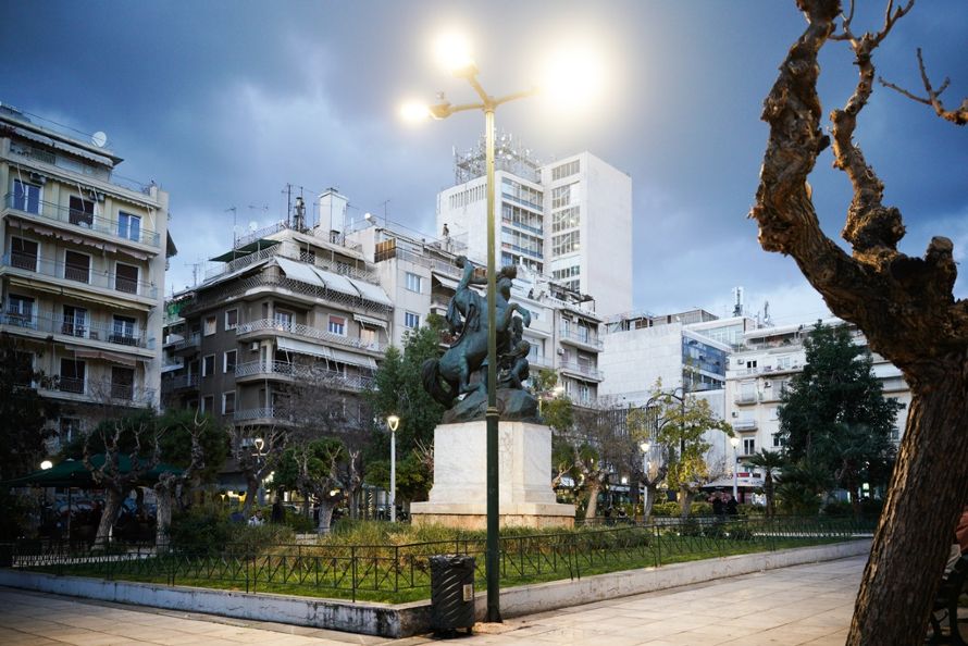 Ο δήμος Αθηναίων φωτίζει τις πλατείες της πρωτεύουσας 