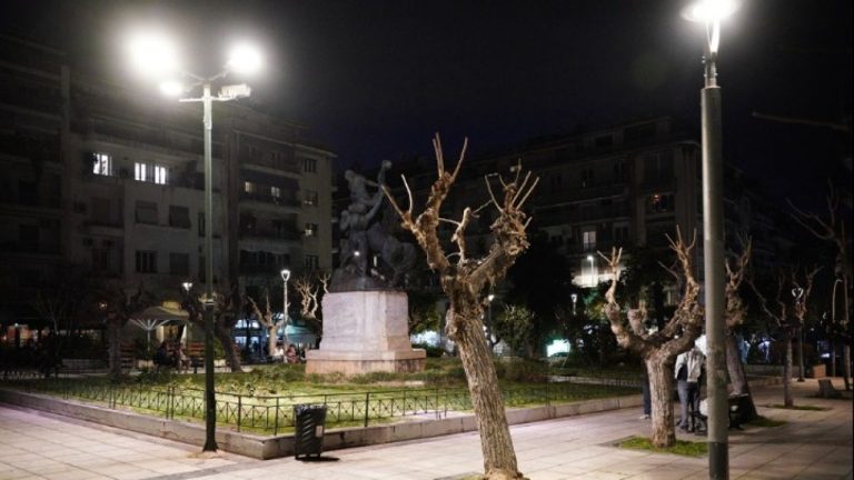 Ο δήμος Αθηναίων φωτίζει τις πλατείες της πρωτεύουσας