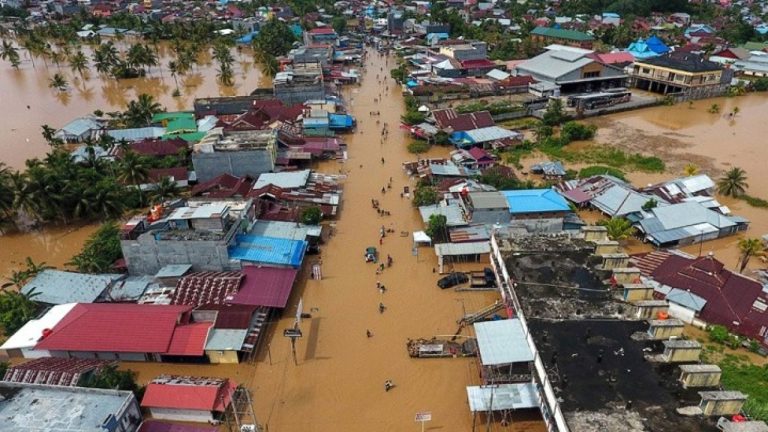 Τουλάχιστον 19 νεκροί από τις πλημμύρες στο νησί Σουμάτρα της Ινδονησίας