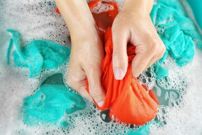 4 λάθη που κάνετε όταν πλένετε τα ρούχα στο χέρι