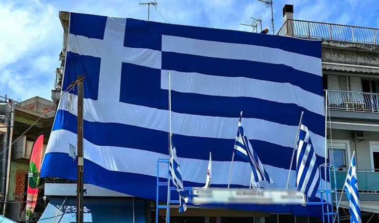 Αργολίδα: Τεράστια ελληνική σημαία τοποθέτησε πολίτης στην Νέα Κίο