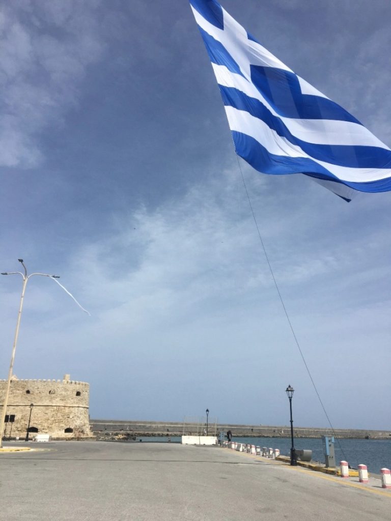 Σημαία 1,5 στρέμμα υψώθηκε στο λιμάνι του Ηρακλείου