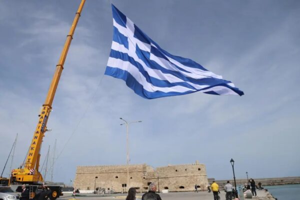 Σημαία 1,5 στρέμμα υψώθηκε στο λιμάνι του Ηρακλείου
