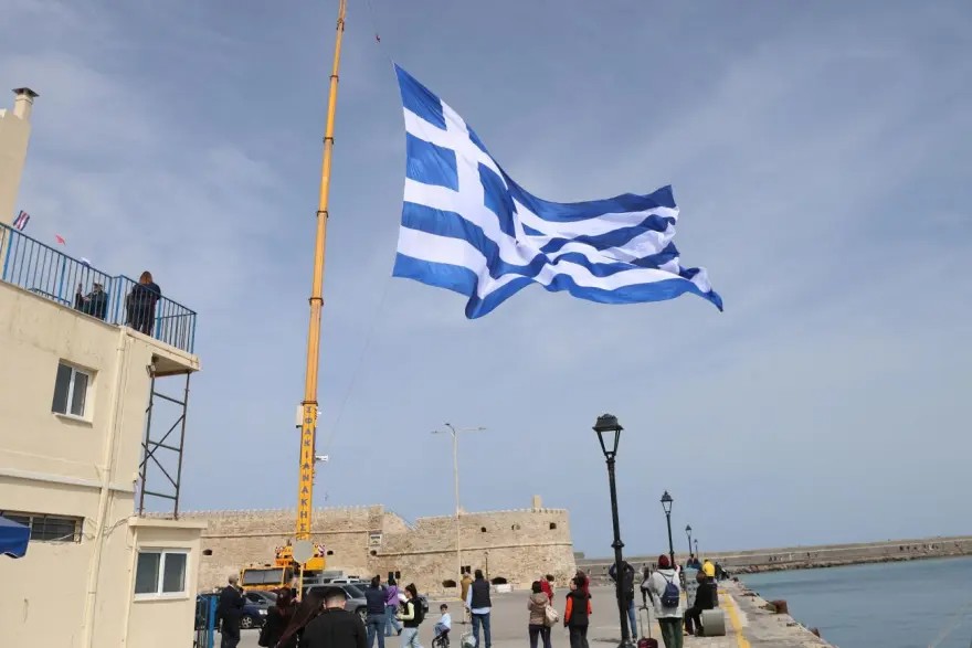 Σημαία 1,5 στρέμμα υψώθηκε στο λιμάνι του Ηρακλείου