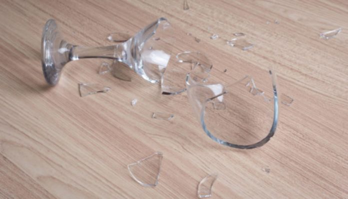 Πώς να μαζέψετε τα σπασμένα γυαλιά από το πάτωμα εύκολα και γρήγορα