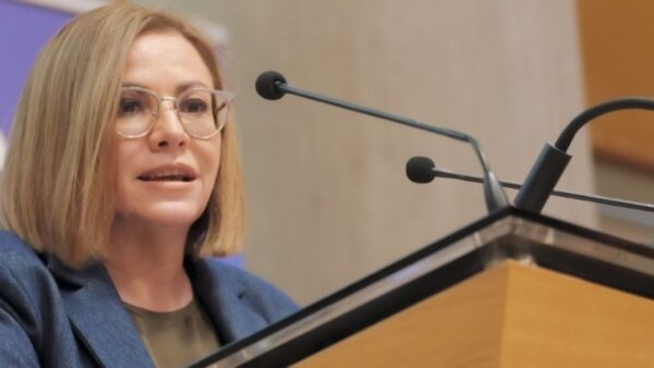 Μαρία Σπυράκη: Τη χώρα κυβερνά η ΝΔ με πρωθυπουργό τον Κυριάκο Μητσοτάκη