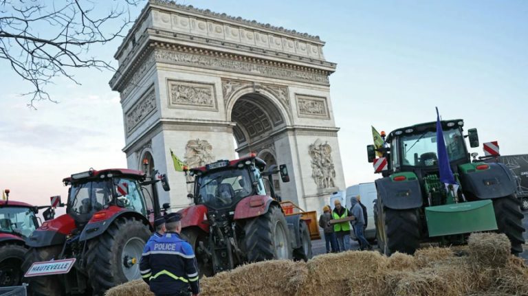 Γαλλία: Κινητοποίηση αγροτών γύρω από την Αψίδα του Θριάμβου στο Παρίσι
