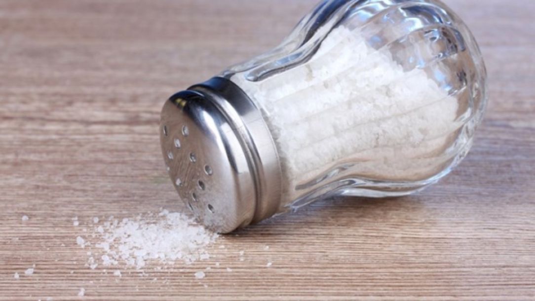 Επτά τρόποι για να μειώσετε το αλάτι (αλλά όχι τη γεύση) στο φαγητό σας