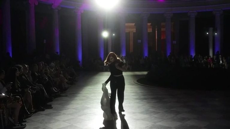 Athens Fashion Week 2024 - Τα μοντέλα που γλίτωσαν την πτώση στο... παρά πέντε!