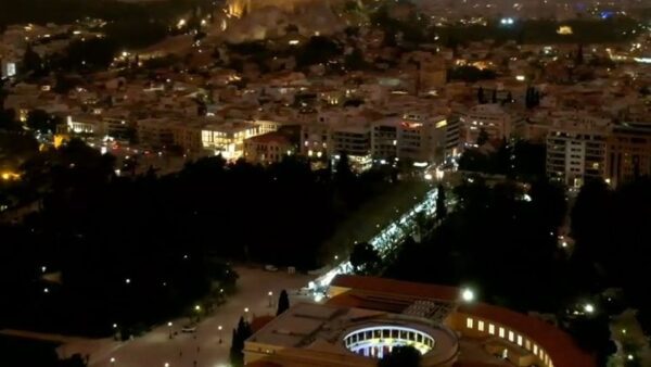 Εντυπωσιακές εικόνες από τη νυχτερινή Αθήνα που έχει καλυφθεί από την αφρικανική σκόνη