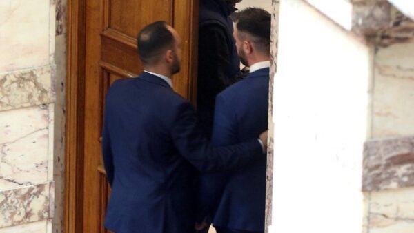 Βουλή: Σοβαρό επεισόδιο με επίθεση του ανεξάρτητου βουλευτή Κ. Φλώρου εναντίον του βουλευτή Κ. Γραμμένου