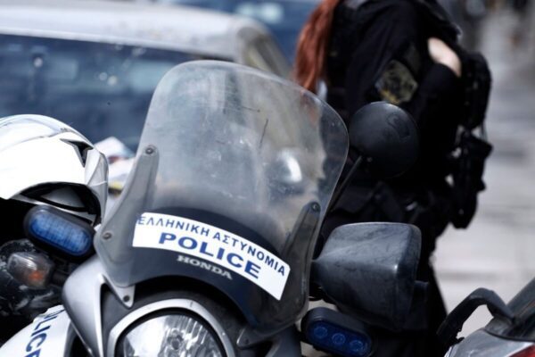 Κινηματογραφική καταδίωξη στο κέντρο της Αθήνας – Συνελήφθη διακινητής που μετέφερε στοιβαγμένους 15 μετανάστες σε βαν