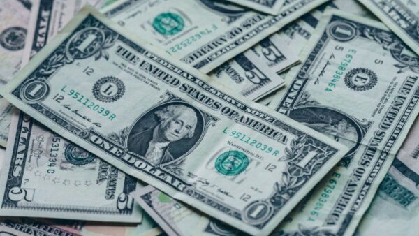 Σύμη: Βρέθηκε κουτί στη θάλασσα με 200.000 δολάρια - Πιθανόν πρόκειται για πλαστά χαρτονομίσματα