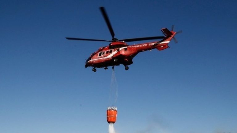 Συνδράμει και πυροσβεστικό ελικόπτερο στην κατάσβεση της πυρκαγιάς κοντά στο φαράγγι της Σαμαριάς