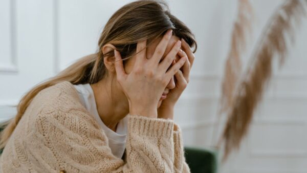 Πώς βλάπτει το άγχος, δέρμα, μαλλιά και νύχια