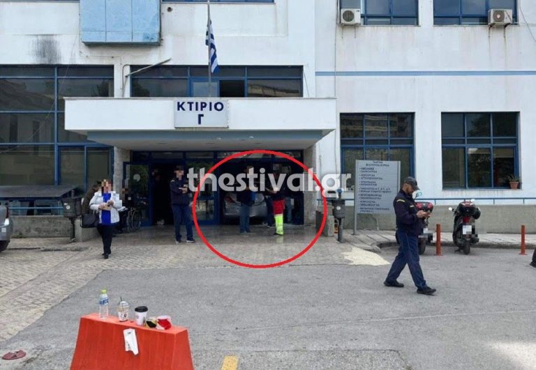 Αυτοκίνητο κατέληξε μέσα στο «Ιπποκράτειο» Θεσσαλονίκης