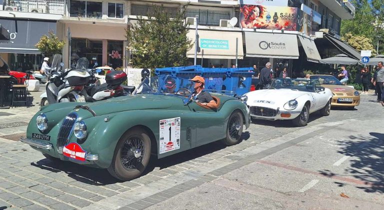 Εντυπωσίασαν τα ιστορικά αυτοκίνητα που παρέλασαν στο κέντρο των Σερρών- video