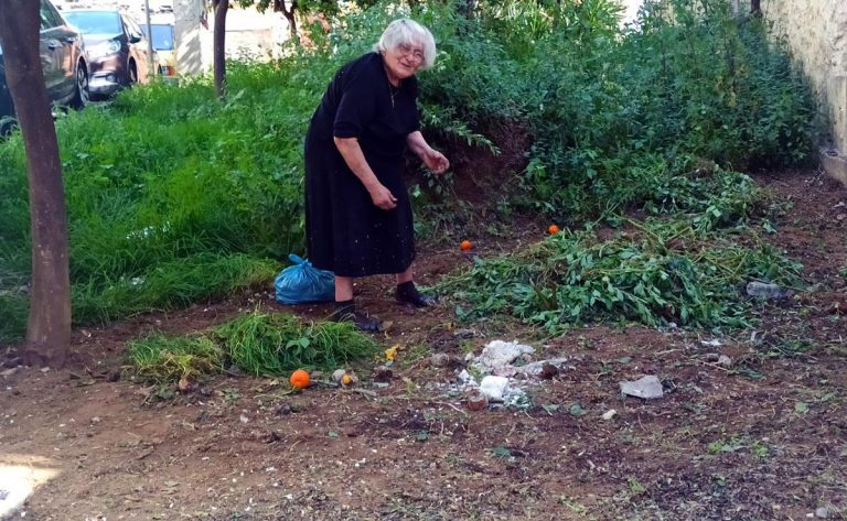 Καβάλα: 86χρονη καθάρισε μόνη τα χόρτα κοντά στο σπίτι της! 
