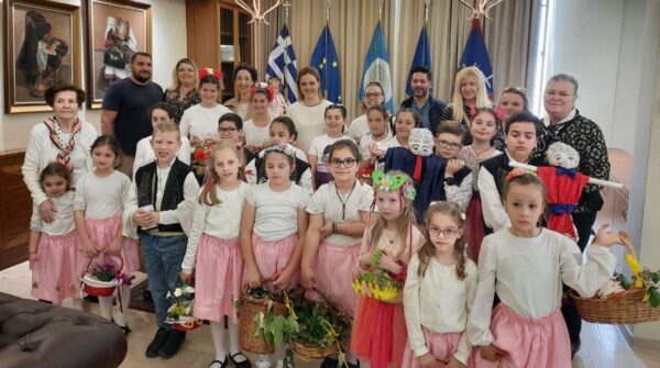Δείτε φωτογραφίες: Τα κάλαντα του Λαζάρου έψαλλαν στην Δήμαρχο Σερρών Βαρβάρα Μητλιάγκα