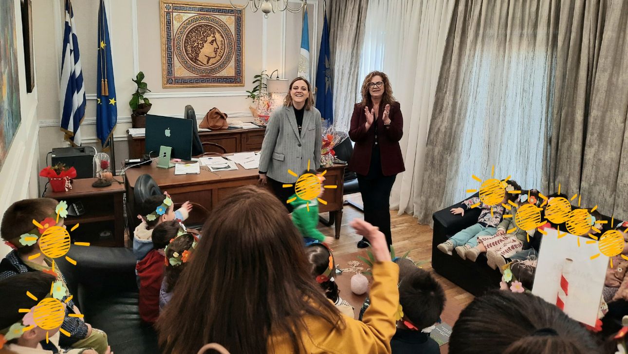 Μαθητές και μαθήτριες έψαλλαν τα κάλαντα του Λαζάρου στην Δήμαρχο Σερρών