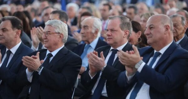 Συνέδριο ΝΔ: Στην πρώτη σειρά ο Κώστας Αχ. Καραμανλής - Παρακολούθησε την ομιλία Μητσοτάκη