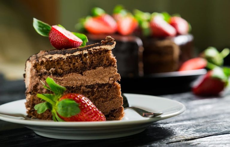 Υγιεινό cake με φράουλες και σοκολάτα