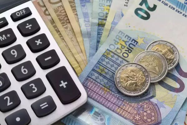 Ποιοι δικαιούνται νέο «επίδομα» των 1.320 ευρώ για τρόφιμα, είδη βασικής ανάγκης και κοινωνικές υπηρεσίες