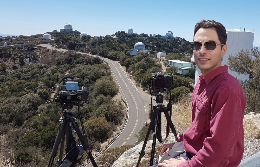 Έλληνας αστροφωτογράφος και ντοκιμαντερίστας ταξιδεύει και βιντεοσκοπεί το σύμπαν μέσα απ' τα μεγάλα τηλεσκόπια της Γης- Δημιούργησε 15 ταινίες