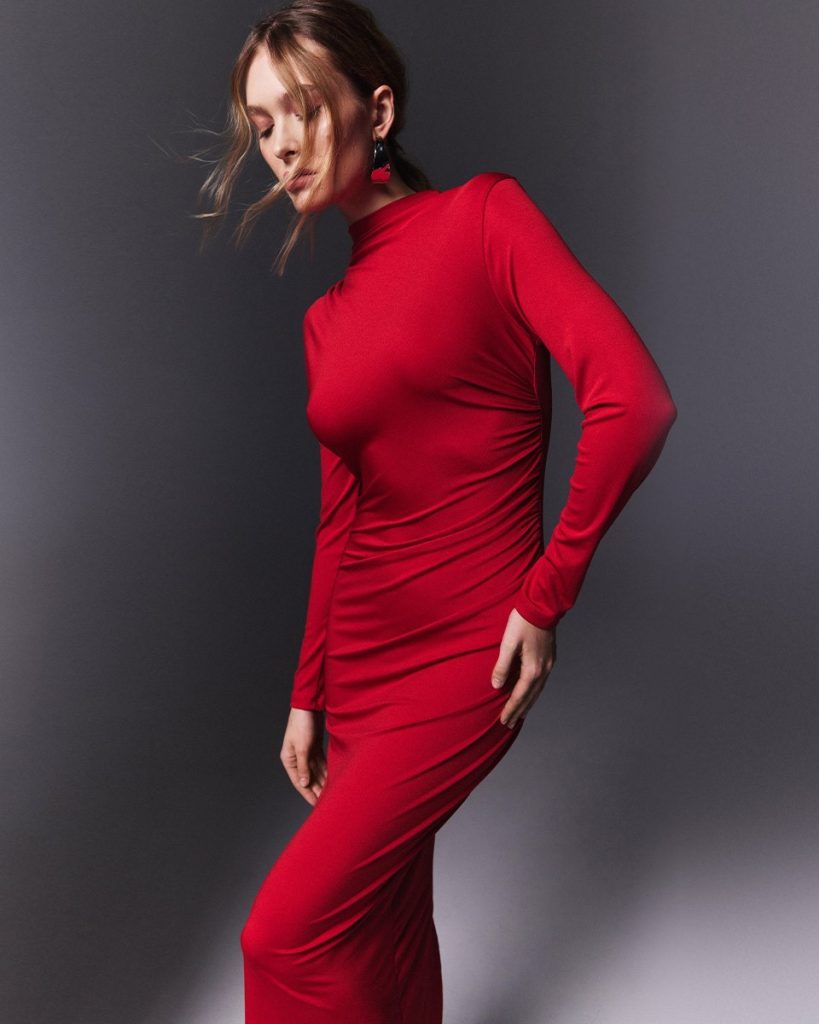 Πώς να Δημιουργήσετε Trendy Εμφανίσεις με Ένα Κόκκινο Φόρεμα;