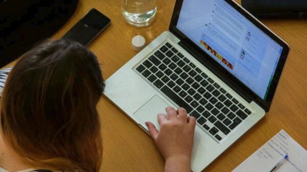Έχει βιώσει βία στο διαδίκτυο το 49% των εφήβων