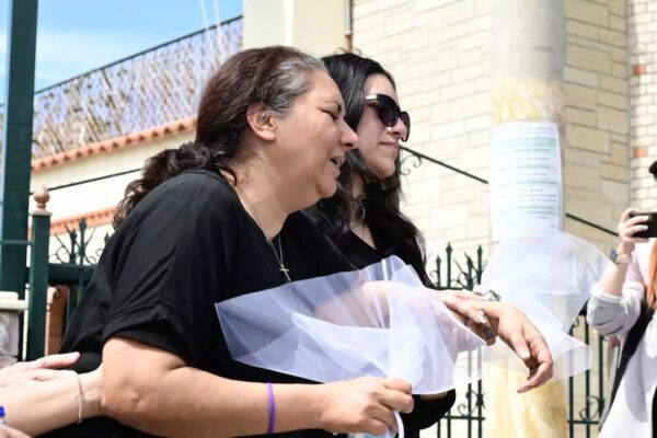 Ντυμένη νύφη αποχαιρέτησαν την 28χρονη που δολοφονήθηκε στους Αγ. Αναργύρους- Οργή και θρήνος στην κηδεία της
