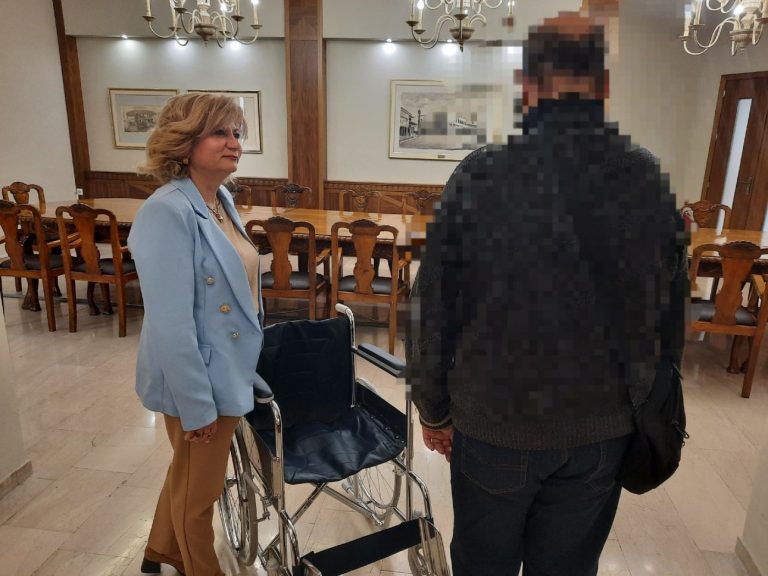 Ο Δήμος Σερρών παρέδωσε αναπηρικό αμαξίδιο σε ηλικιωμένη -