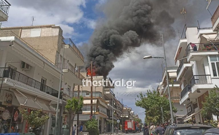 Θεσσαλονίκη: Κάηκε ολοσχερώς το δώμα από τη μεγάλη φωτιά σε πολυκατοικία – Δείτε βίντεο