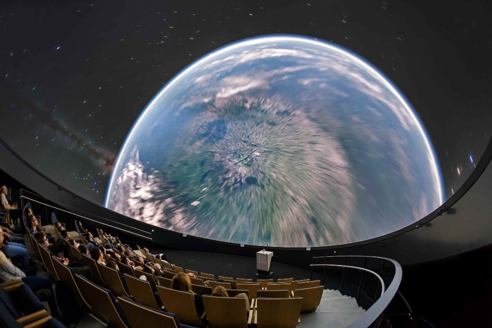 Έλληνας αστροφωτογράφος και ντοκιμαντερίστας ταξιδεύει και βιντεοσκοπεί το σύμπαν μέσα απ' τα μεγάλα τηλεσκόπια της Γης- Δημιούργησε 15 ταινίες