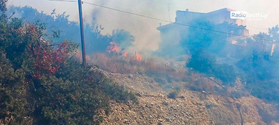  Κρήτη: Ζημιές σε σπίτια από την μεγάλη φωτιά – Τραυματίστηκε άνδρας που συμμετείχε στην κατάσβεση (φωτο & video) 