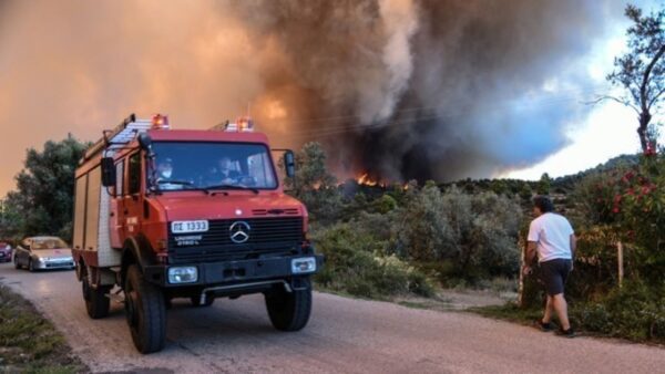 Συνεχίζουν να επιχειρούν οι πυροσβεστικές δυνάμεις στην πυρκαγιά στο Λασίθι
