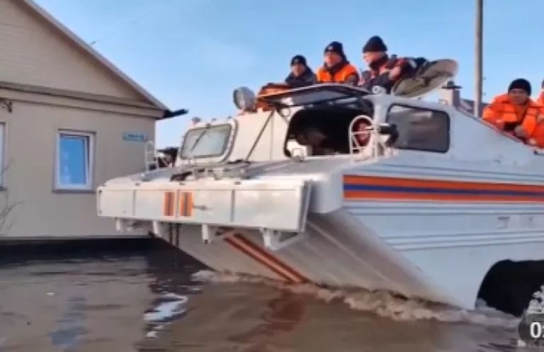 Ρωσία: Ρήγμα σε φράγμα στα Ουράλια - Επιχείρηση εκκένωσης με τουλάχιστον 4.200 ανθρώπους να απομακρύνονται - Δείτε βίντεο
