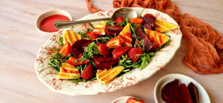 Σαλάτα με ψητά παντζάρια, φράουλες και ταλαγάνι