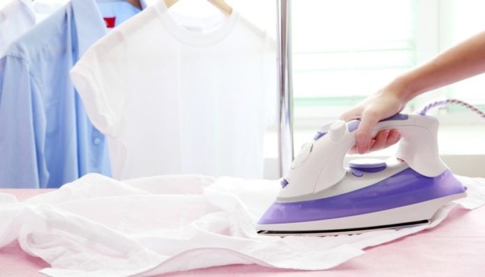 Πώς να εξαφανίσετε τις ζάρες από τα ρούχα σας χωρίς να τα σιδερώσετε