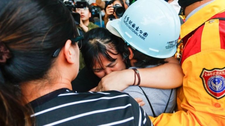 Συνεχίζονται οι επιχειρήσεις έρευνας και διάσωσης στην Ταϊβάν-Στους 12 οι νεκροί από τον ισχυρό σεισμό